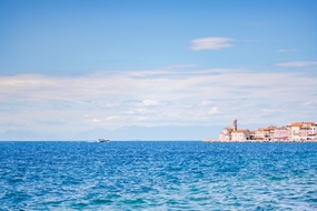 蓝色天空静谧大海风光摄影图片